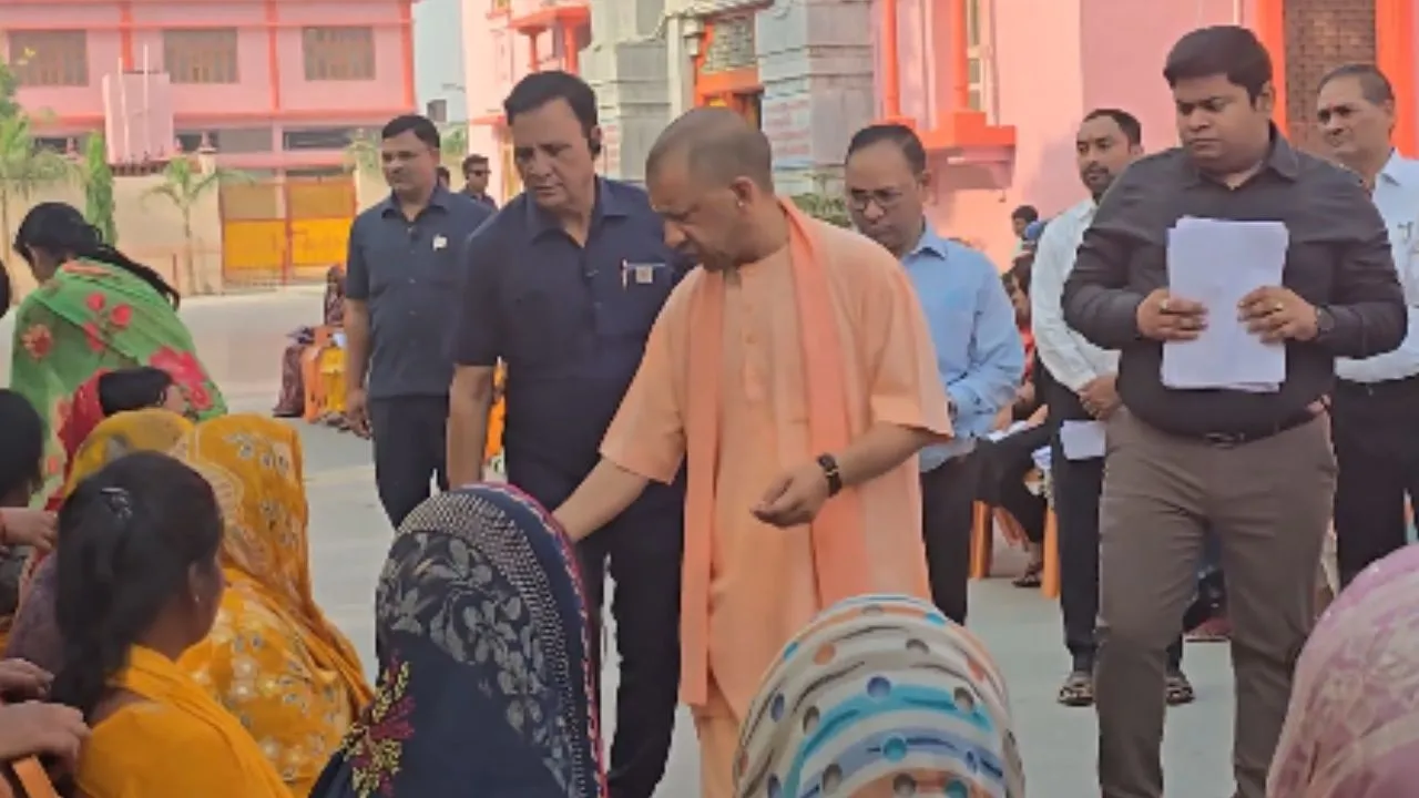 गोरखनाथ :  जनता दर्शन में लोगों से मुलाकात कर CM योगी ने किया निर्देशित, 'त्वरित समाधान कराएं अधिकारी'