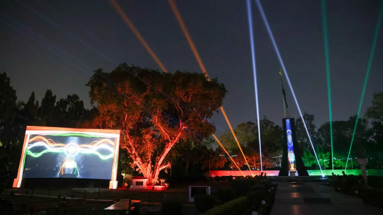 लखनऊ छावनी में युद्ध स्मृतिका पर लेजर लाइट-साउंड शो,  32 मिनट तक रंग-बिरंगी रोशनी में दिखा सेना का शौर्य-पराक्रम 