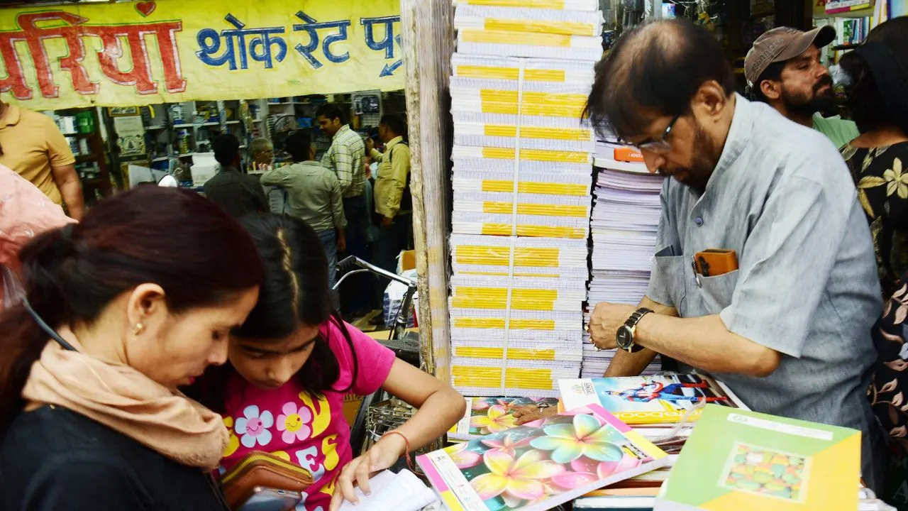 शैक्षिक डकैती के अड्डे बन गए स्कूल और पुस्तक विक्रेता,  निजी स्कूलों की मनमानी जारी, अभिभावकों पर थोपा जा रहा भारी-भरकम बोझ 