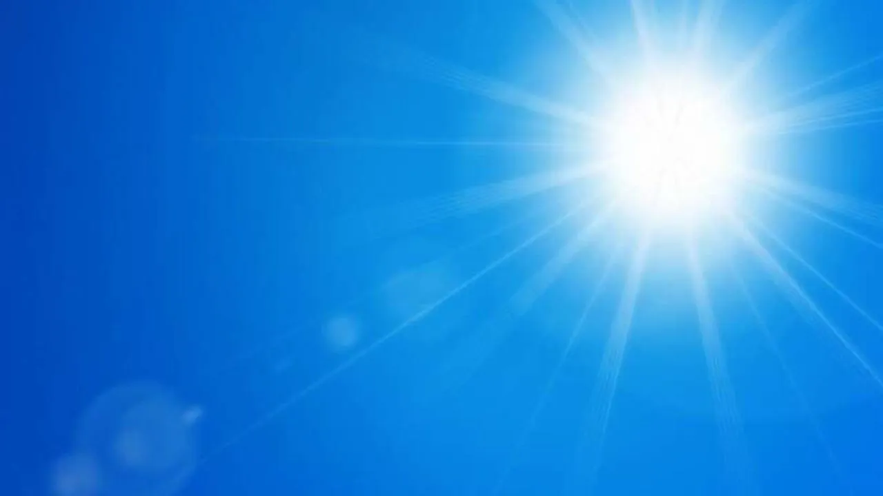 वैज्ञानिक फैक्ट :  क्यों दिखाई पड़ता है आकाश का रंग नीला