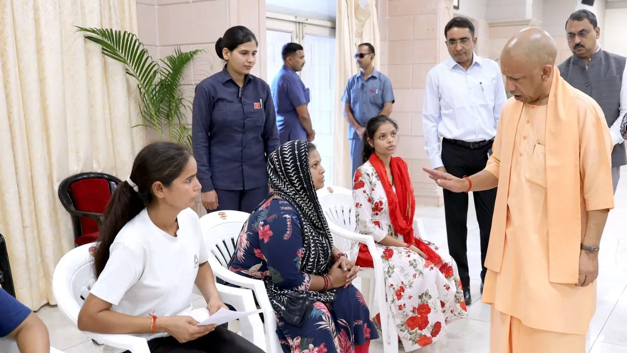  सीएम योगी का जनता दर्शन :  200 लोगों की समस्याओं का समाधान, हर संभव मदद का दिया भरोसा 