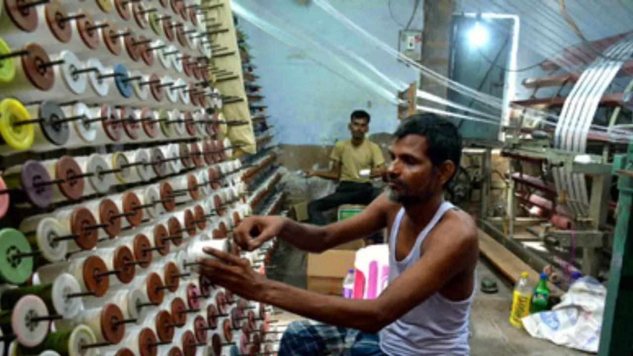 भदोही :  हार्मुज बंद होने से लाखों बुनकरों की रोजी-रोटी का संकट, कालीन हस्त परक उद्योग पर असर;एक्सपोर्ट प्रभावित