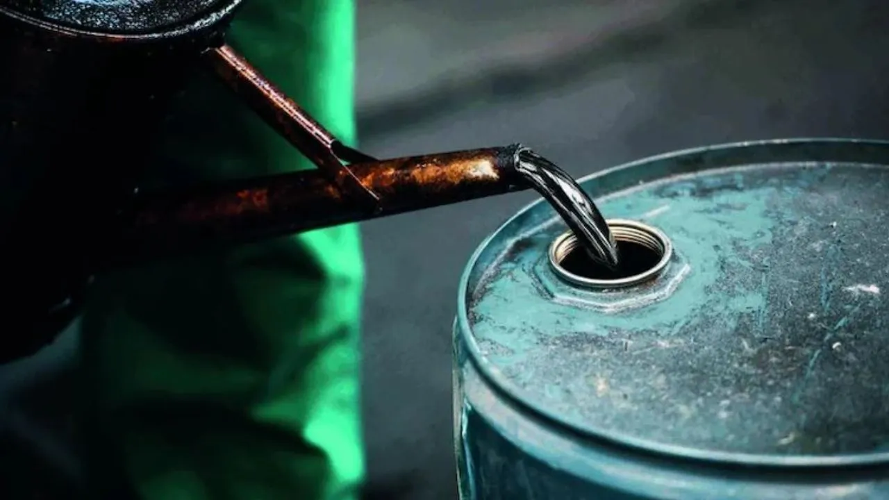 अमेरिका-ईरान युद्धविराम का ऐलान,  कच्चे तेल की कीमतें धड़ाम, 6% की गिरावट