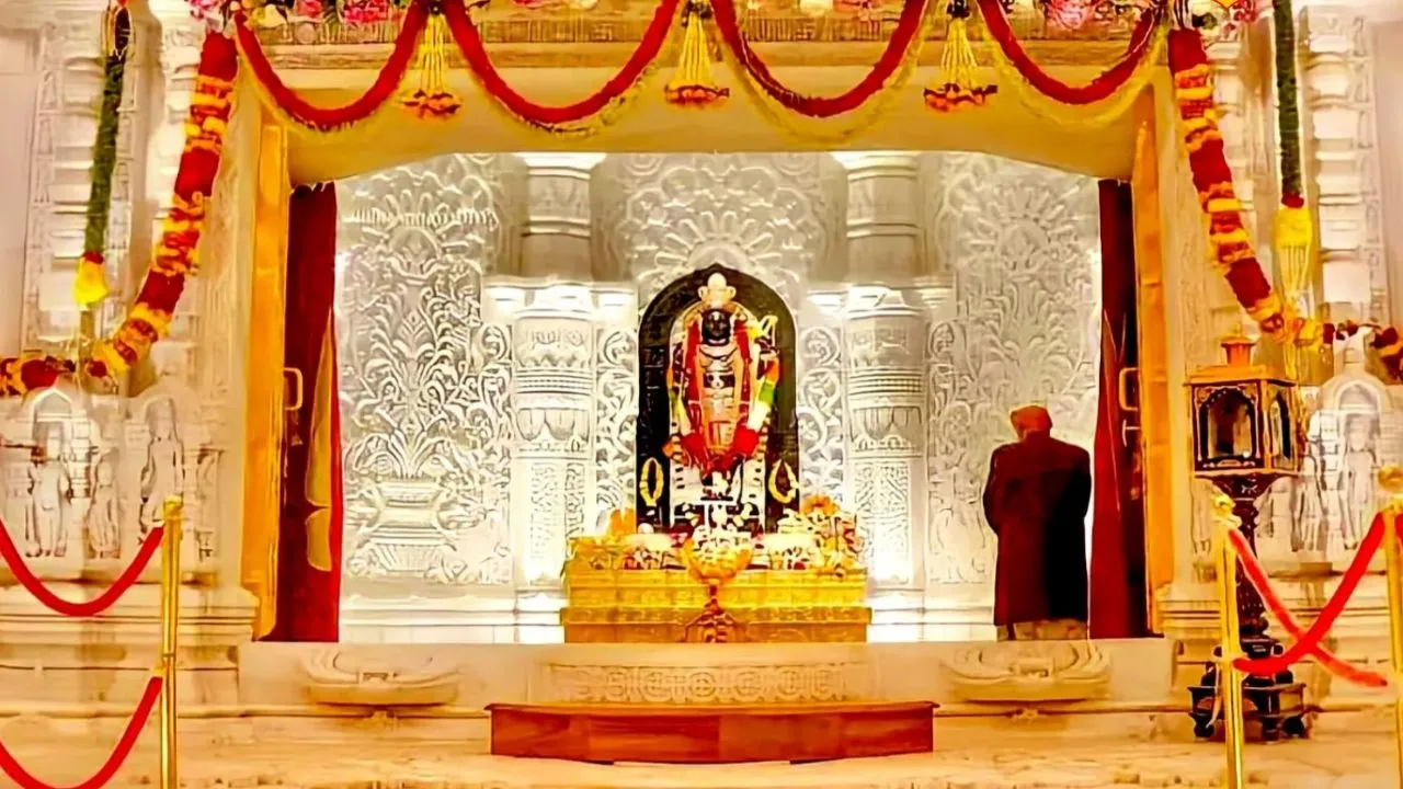 विश्व शांति के लिए रामलला के दर्शन,  दिल्ली-सिंगापुर से आए 107 भक्तों ने किया हवन