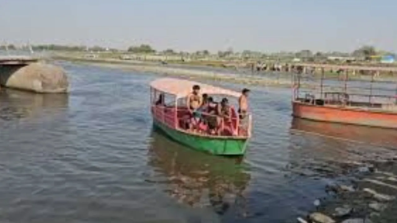 मथुरा नौका दुर्घटना :  लापता यात्रियों की तलाश में जुटी NDRF-SDRF, DIG बोले-सभी के मिलने तक जारी रहेगा अभियान 