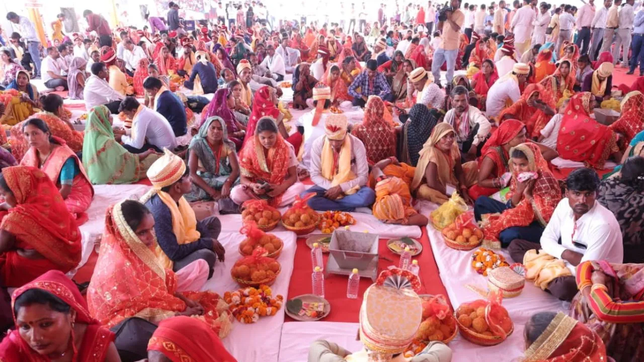 लखनऊ में 187 जोड़ों का सामूहिक विवाह:  श्रमिक परिवारों को मिला सहारा, 85 हजार की आर्थिक मदद वितरित