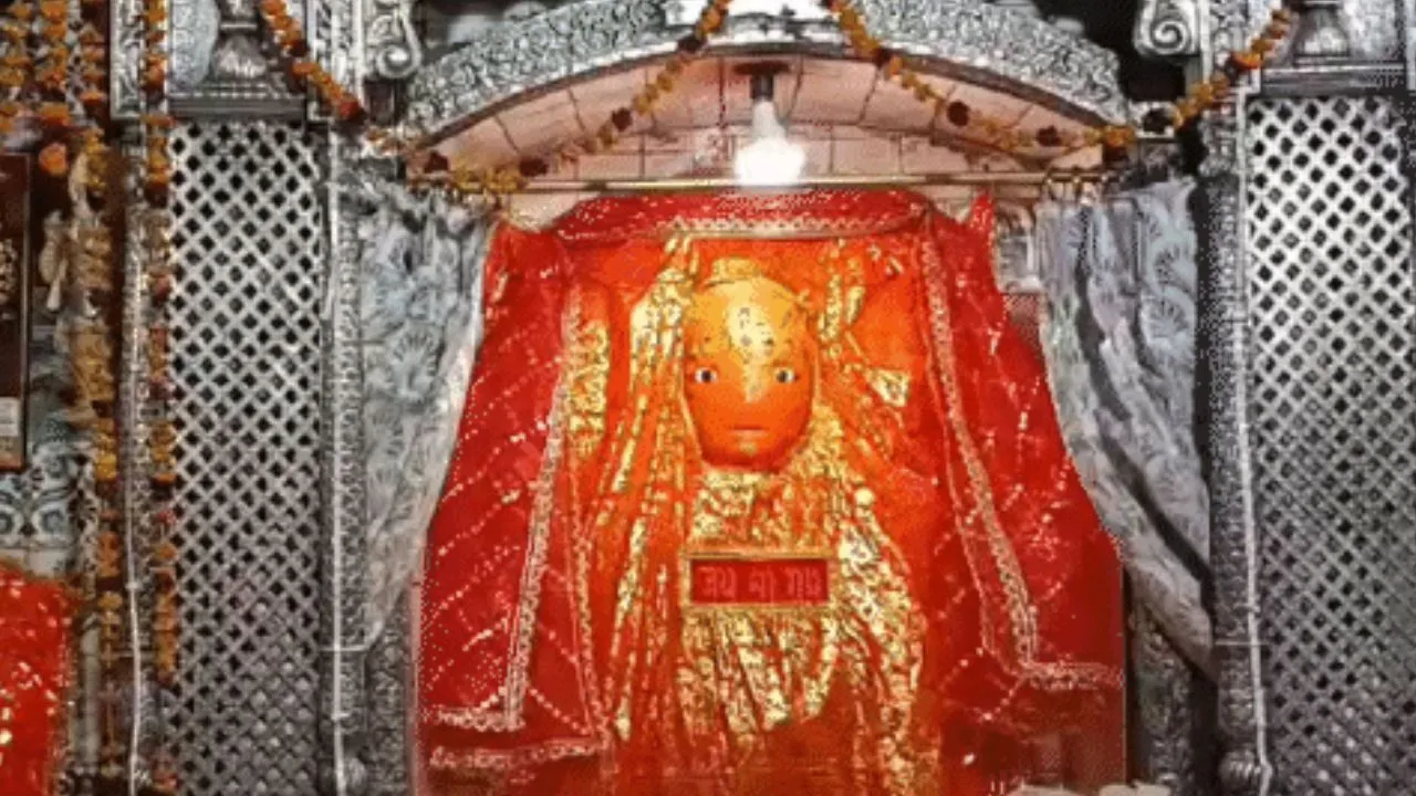 हनुमान जयंती पर यूपी में श्रद्धालुओं की भीड़:  लखनऊ हनुमान सेतु में लंबी कतारें, वाराणसी में 10 दिवसीय उत्सव शुरू 