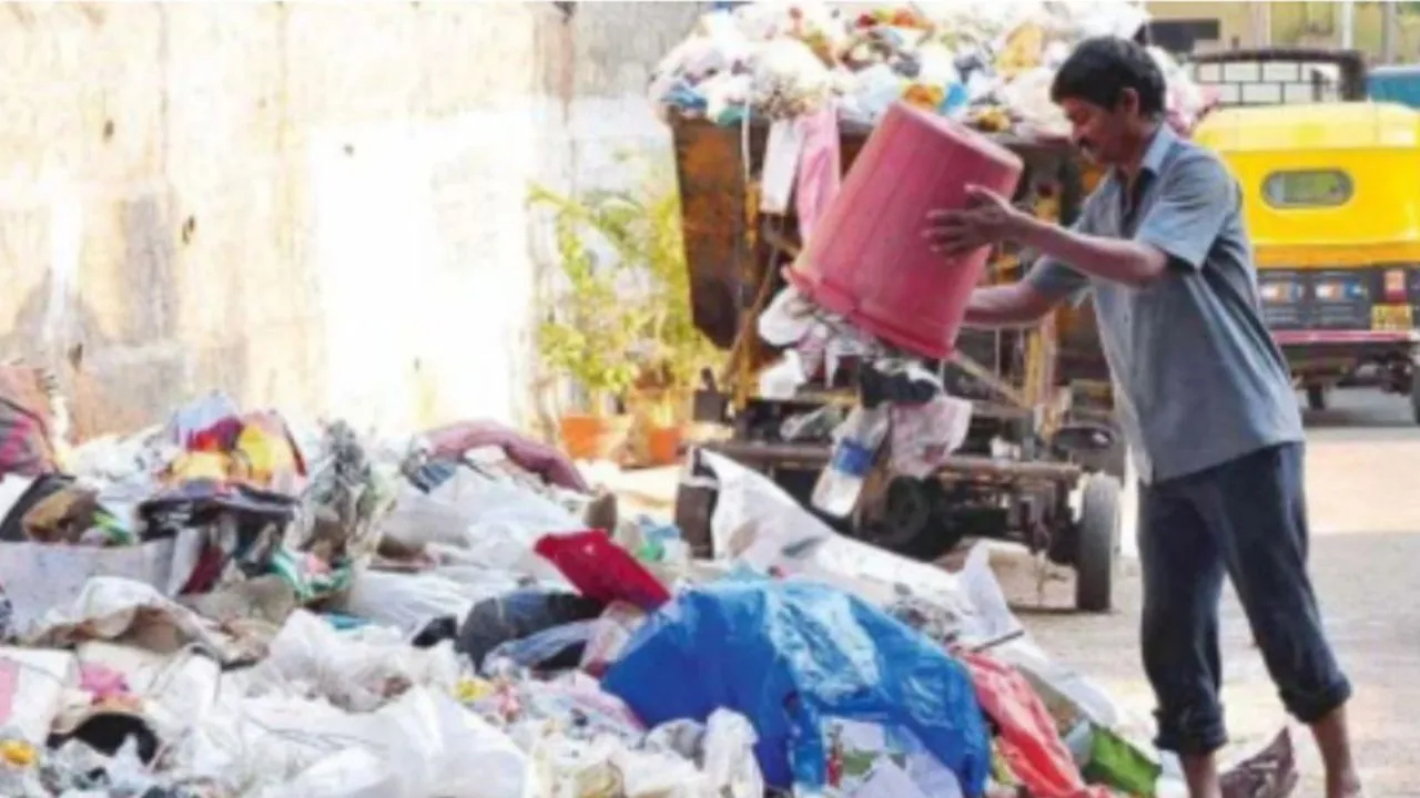 वाराणसी नगर आयुक्त का ऐलान,  गंदगी फैलाने वालों की फोटो भेजने पर 500 नकद का इनाम 