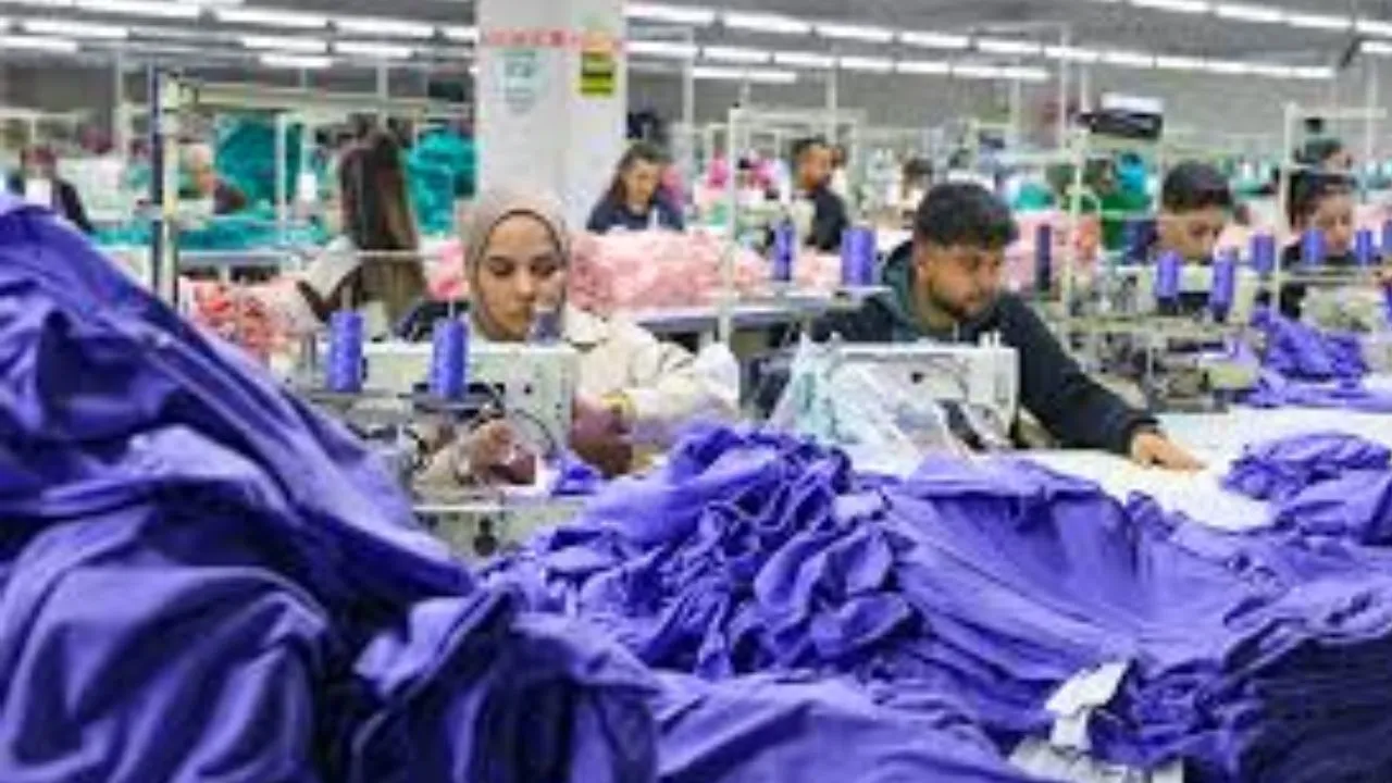 Israel US Iran War :  कपड़ा कारोबार में उछाल ; यार्न, केमिकल, पैकिंग मैटीरियल हुआ महंगा,नई बुकिंग पर दिखेगा बड़ा असर