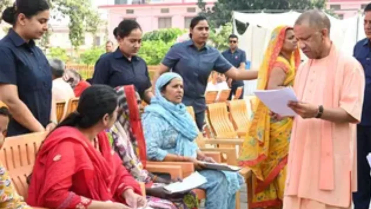  जनता दर्शन में आई महिला से बोले सीएम योगी, 'बच्चों के इलाज में नहीं आने देंगे बाधा' ..अधिकारियों को समस्या समाधान के लिए दिए दिशानिर्देश
