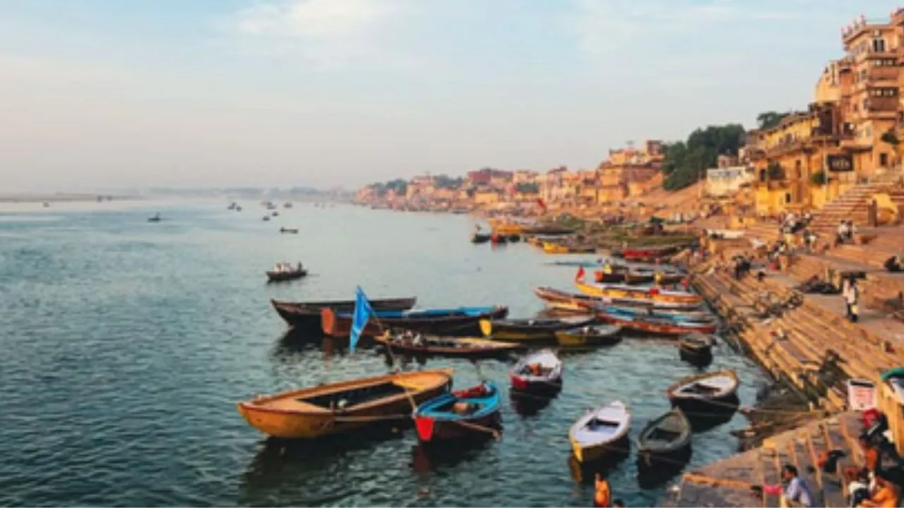 मथुरा हादसे के बाद वाराणसी प्रशासन अलर्ट:  गंगा घाटों पर बढ़ी सतर्कता; पर्यटकों के लिए लाइफ जैकेट अनिवार्य