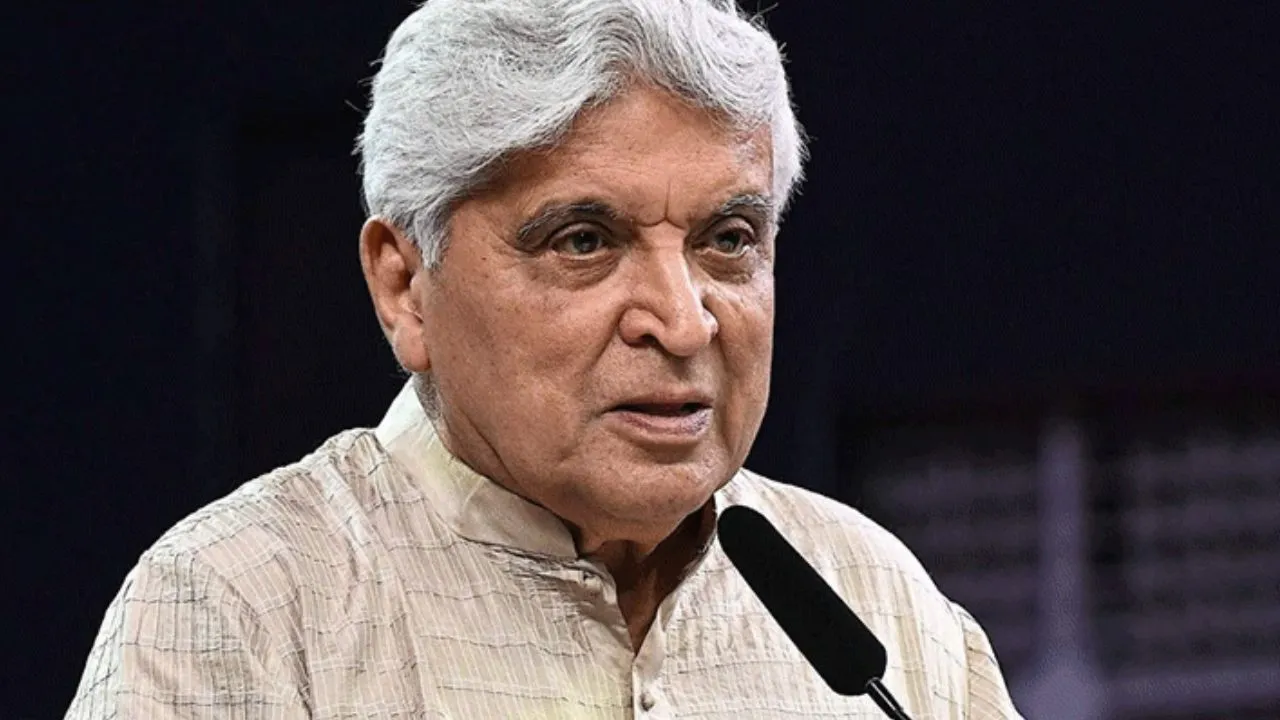     पटना पहुंचे जावेद अख्तर,  किताब उत्सव में बोले- फिल्मों में पहले जैसी वो बात नहीं  