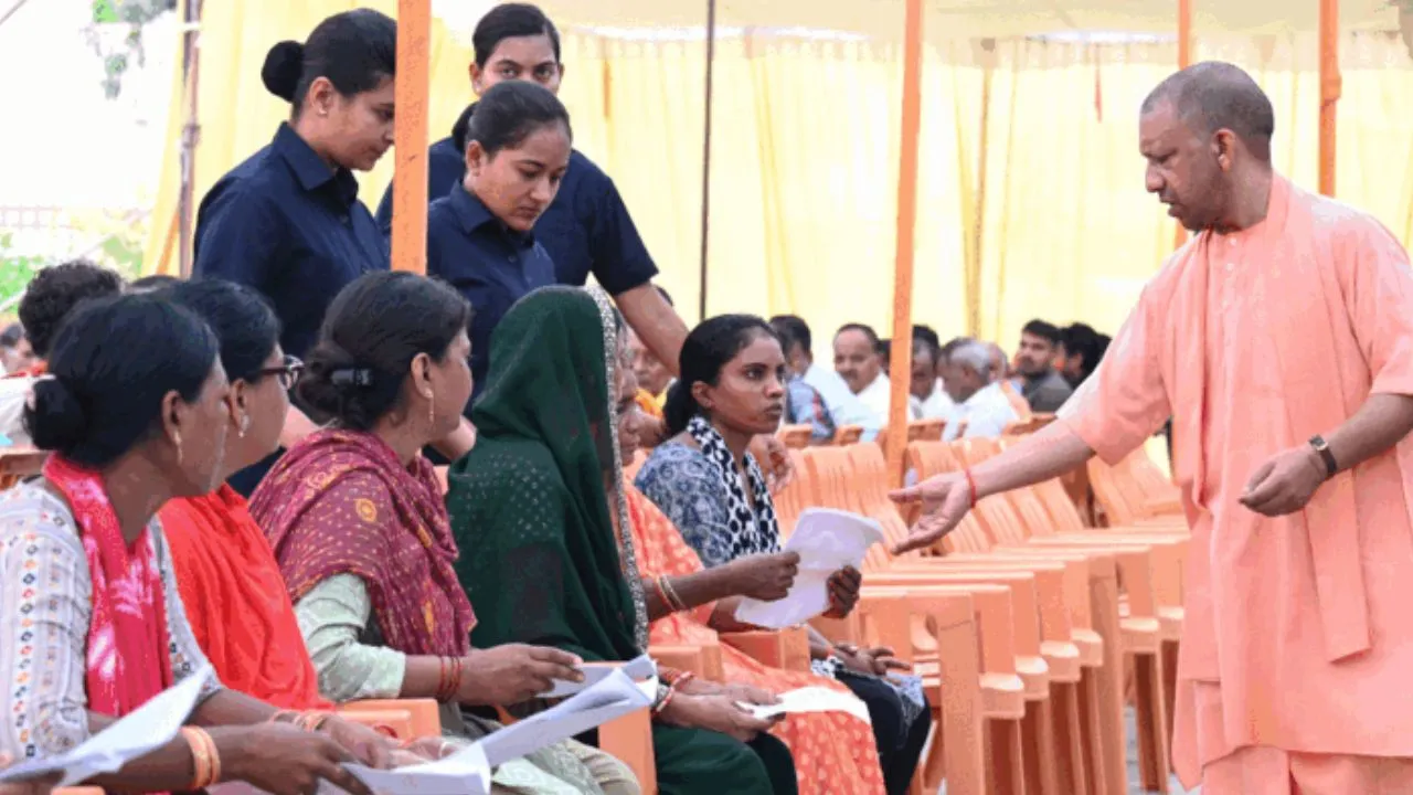 गोरखपुर में सीएम योगी का जनता दरबार,  लोगों की समस्याएं सुन कहा-पैसो के आभाव में नहीं रुकेगा इलाज