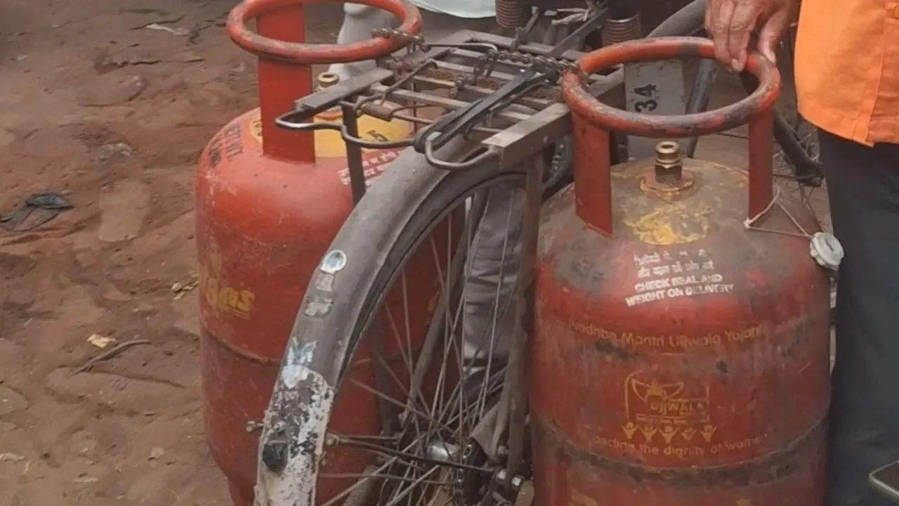  IGIS पर शिकायतों की बाढ़..नहीं होगी LPG की कमी, देवरिया में डीएसओ ने दिलाया भरोसा; कहा- कालाबाजारी पर सख्ती