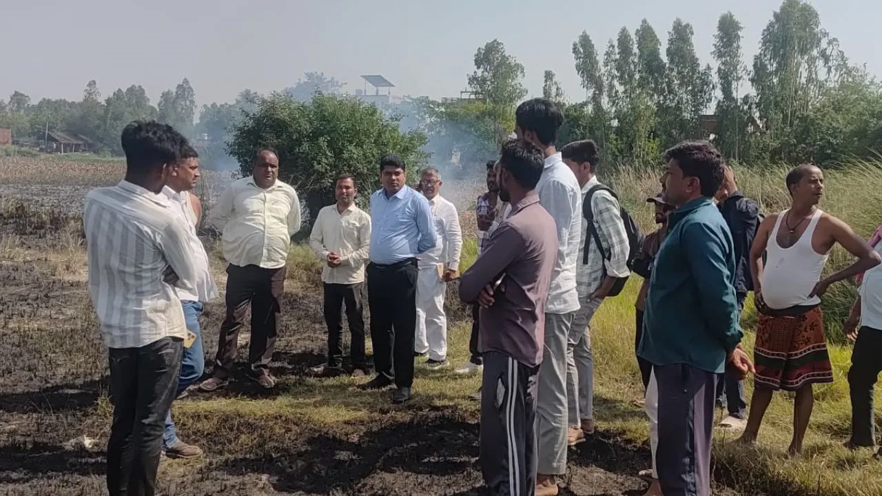भूसा बनाने की मशीन से निकली चिंगारी,  22 बीघा गेहूं की फसल राख, एसडीएम ने लिया जायजा