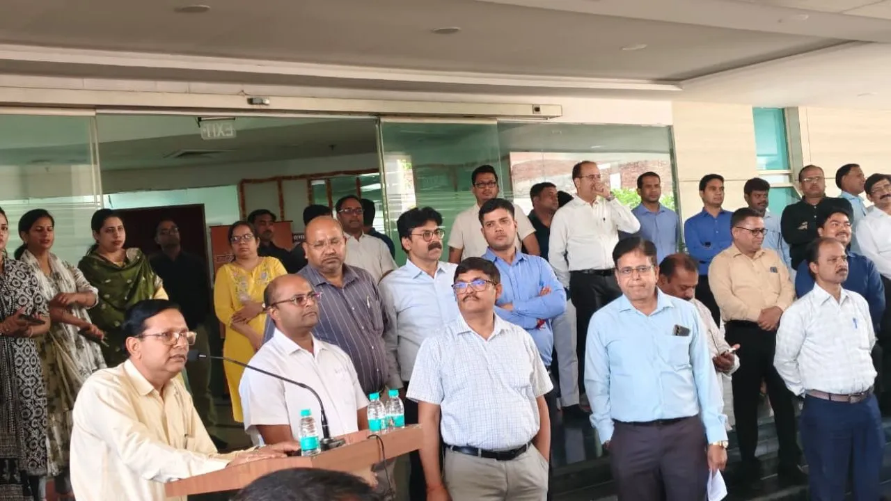  लखनऊ में आयकर अधिकारियों,कर्मचारियों का प्रदर्शन, लंबित मांगों को लेकर जताया विरोध