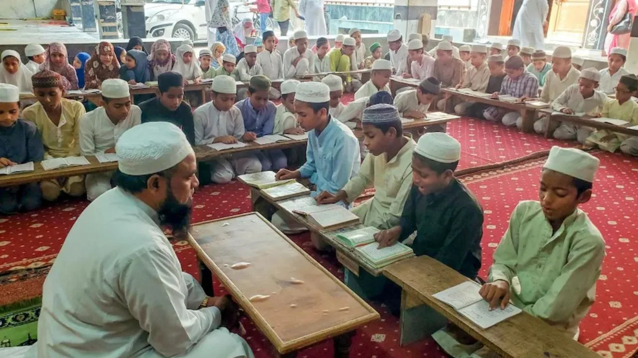  मदरसा आधुनिकीकरण योजना : यूपी में 22 हजार शिक्षकों को मिलेगी राहत, योगी सरकार ने जारी किया निर्देश