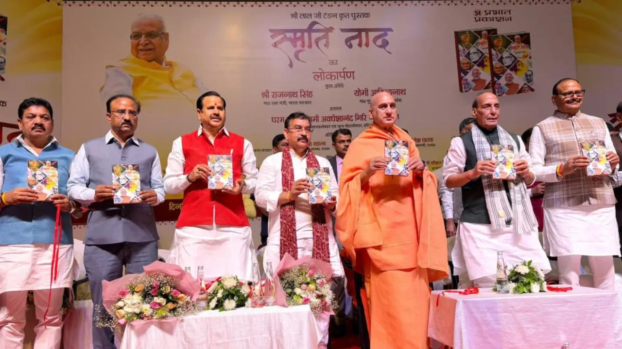 पुराने भवनों के मानचित्र मांगे जाने पर राजनाथ सिंह से मिले व्यापारी,  जानिए  लालजी टंडन की पुस्तक का लोकार्पण कर क्या बोले रक्षा मंत्री 