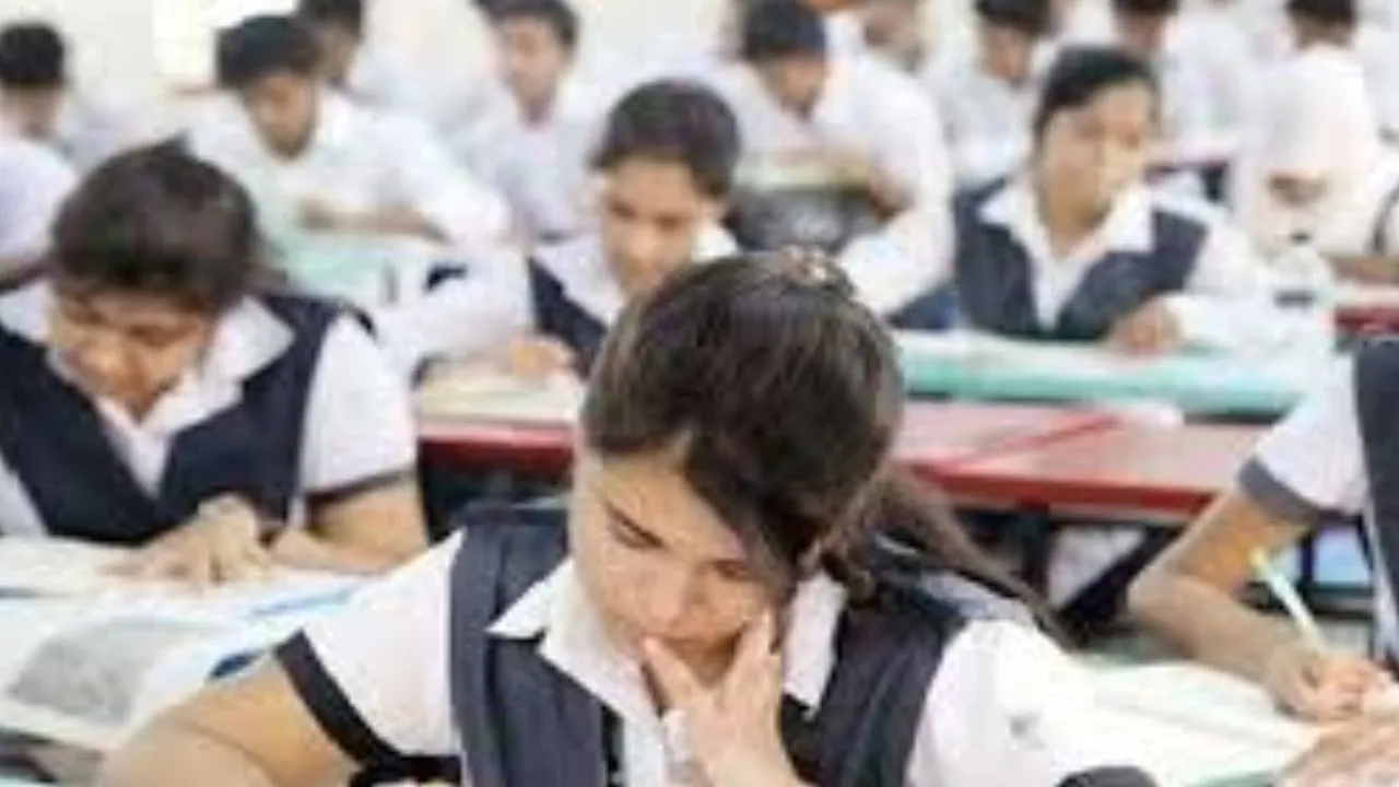 यूपी में शिक्षा माफियाओं का बड़ा खेल,  बंद स्कूल फिर कर दिए शुरु, पांच पर ताला लगवा की जा रही निगरानी