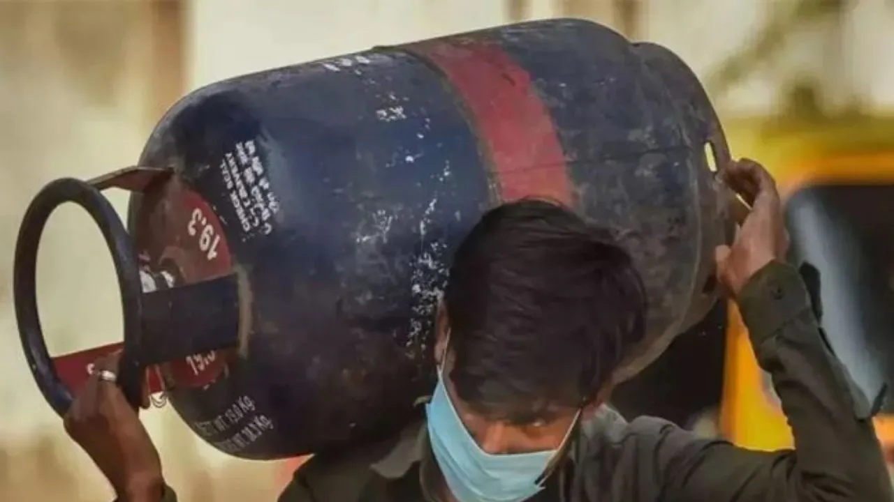 वाराणसी में कॉमर्शियल सिलेंडर की किल्लत : बुकिंग-केवाईसी के लिए छोटे कारोबारी लगा रहे चक्कर 