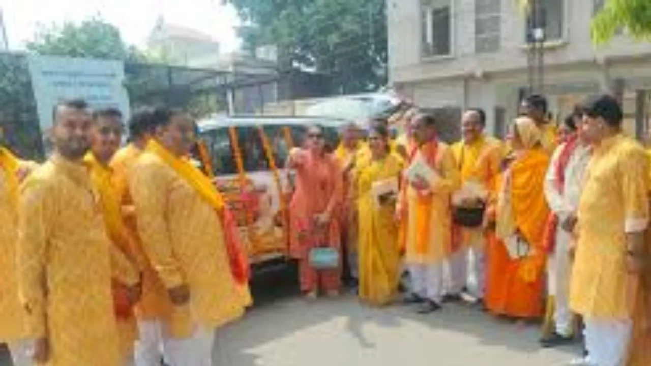 अयोध्या से सिलीगुड़ी रवाना हुई 'रामज्योति',  धार्मिक अनुष्ठान के लिए भक्तों ने किया प्रस्थान 