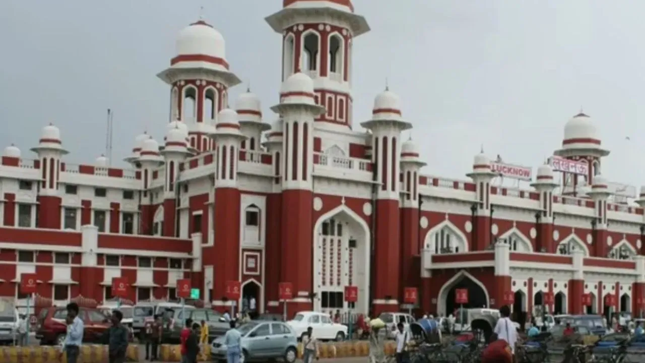 लखनऊ जंक्शन पर निर्माण कार्य से बढ़ी यात्रियों की परेशानी,  मार्ग परिवर्तन और ठहराव की जानकारी के अभाव में बढ़ी दिक्कत