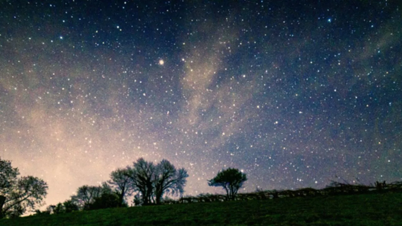 अप्रैल में आकाश दर्शन  