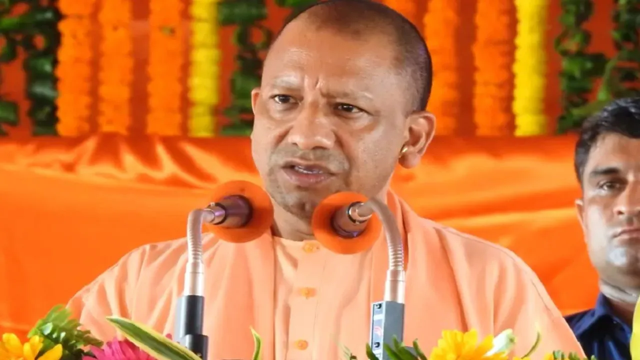 गोरखपुर में सीएम योगी, 1055 करोड़ की 497 परियोजनाओं का लोकार्पण, स्वच्छ स्कूल अभियान के पोस्टर का भी विमोचन