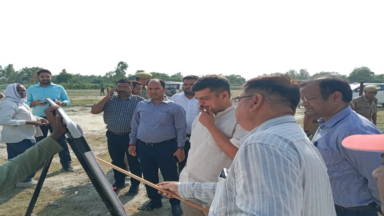 बाराबंकी : अन्नपूर्णा भवन निर्माण में कमी पर ठेकेदार को नोटिस, डीएम ने किया निरीक्षण