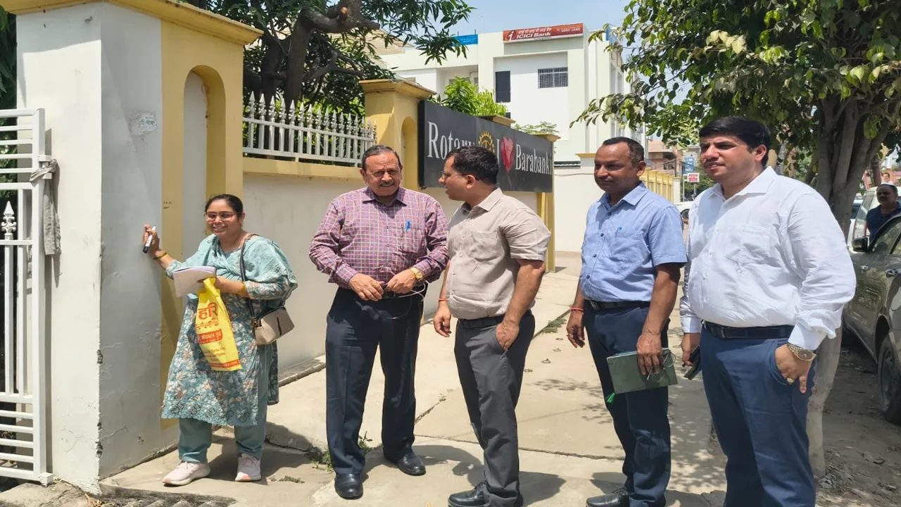 Barabanki News : मकानों के सूचीकरण कार्य का एडीएम ने किया निरीक्षण, कर्मचारियों को दिए अहम निर्देश