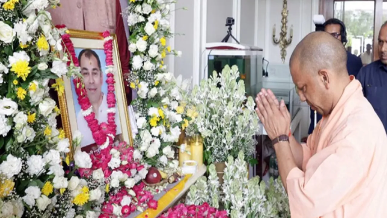 Lucknow News : प्रतीक यादव की तेरहवीं पर पहुंचे CM योगी, शोकाकुल परिवार को दी सांत्वना 