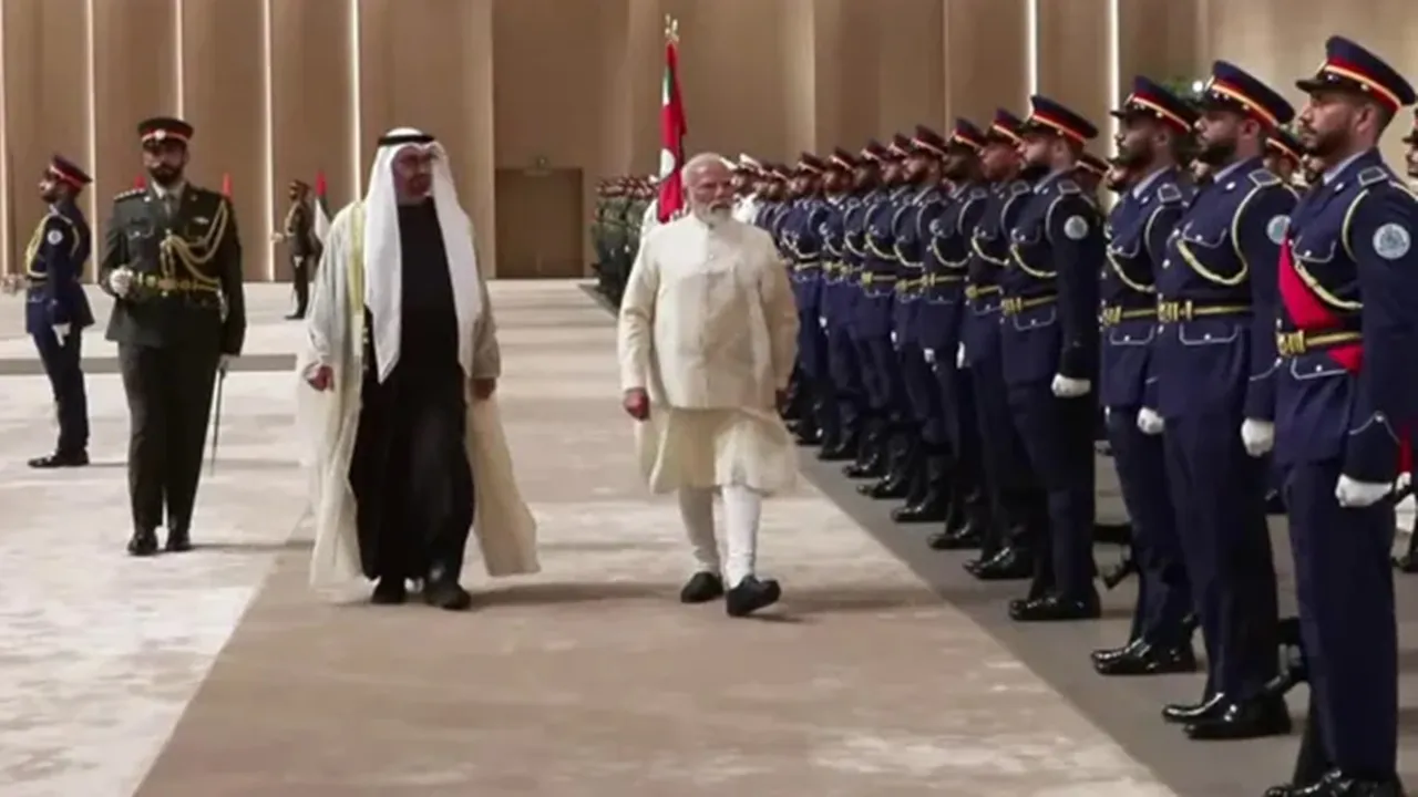 अबू धाबी पहुंचे मोदी प्रधानमंत्री : शेख मोहम्मद बिन जायेद ने एयरपोर्ट पर किया स्वागत, कहा- भारत शांति और स्थिरता के लिए हरसंभव मदद को तैयार