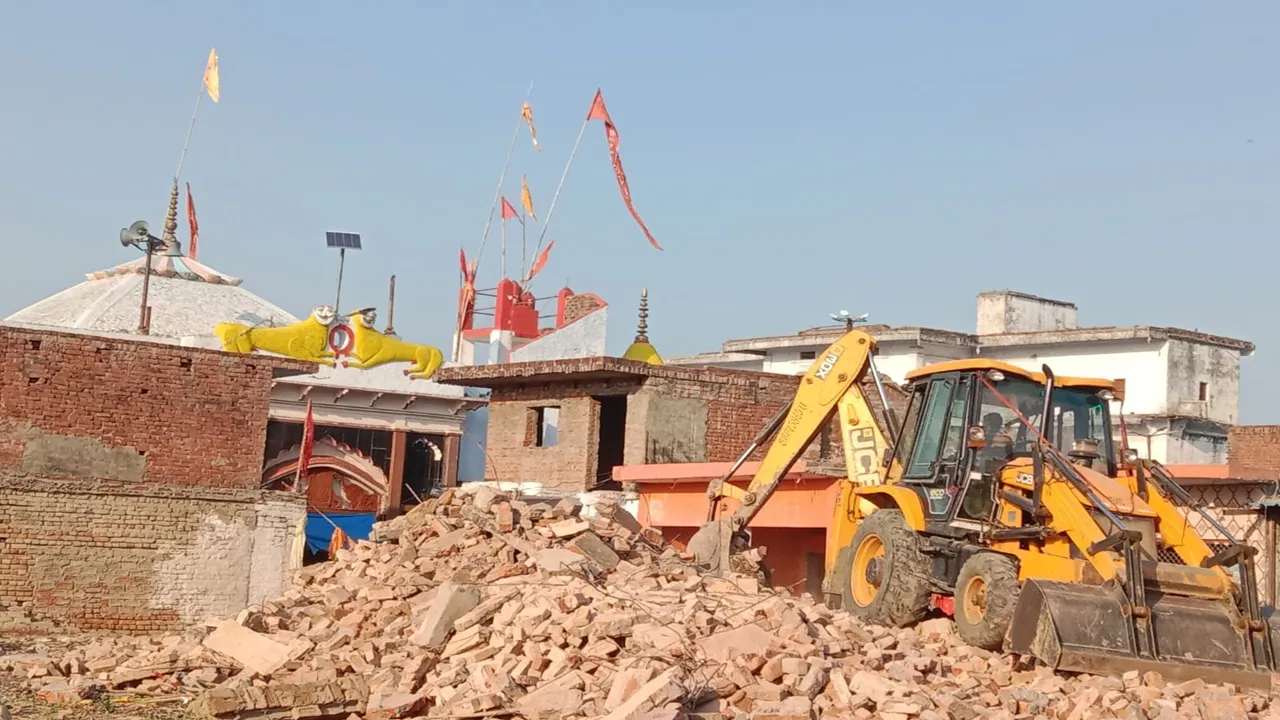 बाराबंकी : महादेवा में विवादित भवनों पर चला बुलडोजर, सीएम के ड्रीम प्रोजेक्ट कॉरिडोर निर्माण ने पकड़ी रफ्तार