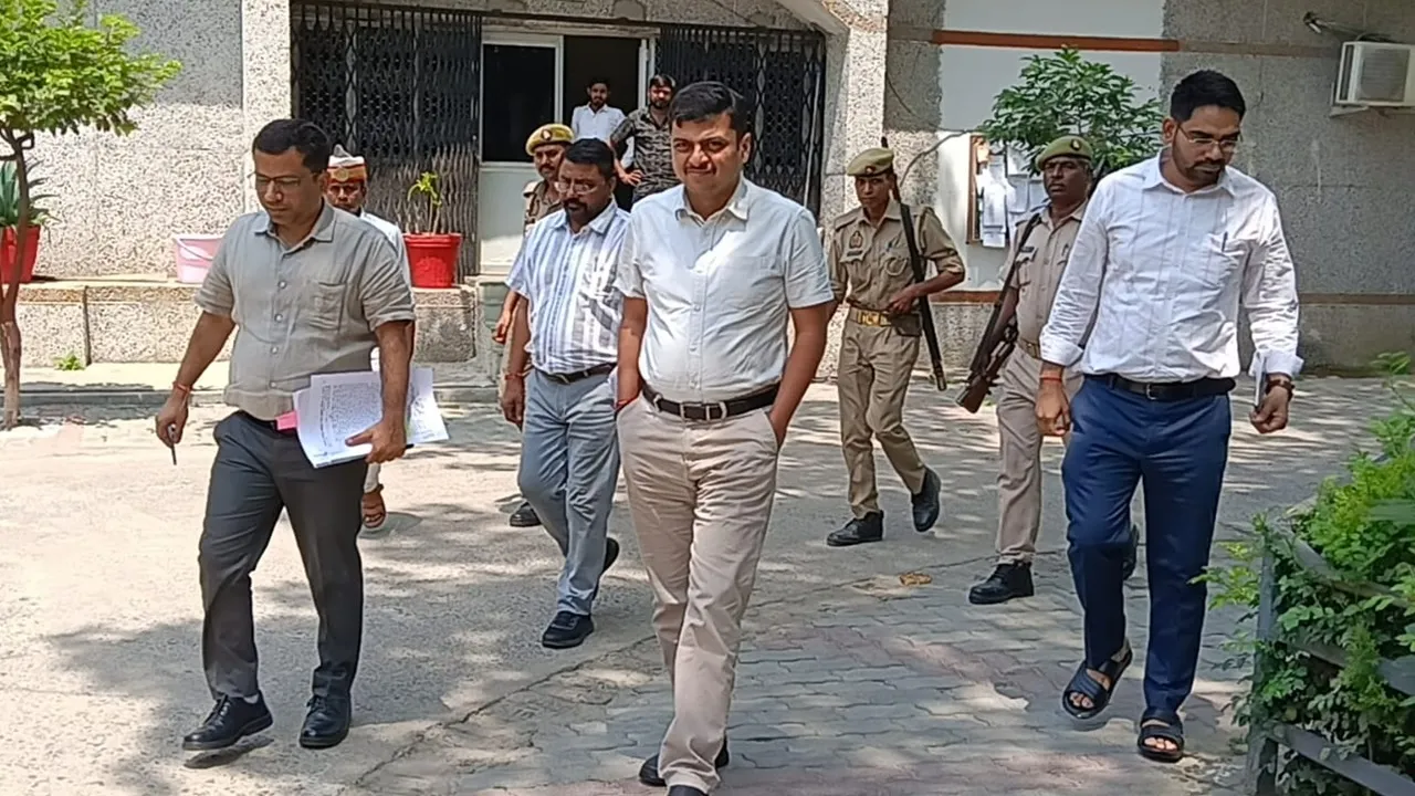 बाराबंकी : पैदल चलने और सार्वजनिक परिवहन अपनाने की मुहिम तेज, डीएम ईशान सिंह पैदल  पहुंचे कलेक्ट्रेट