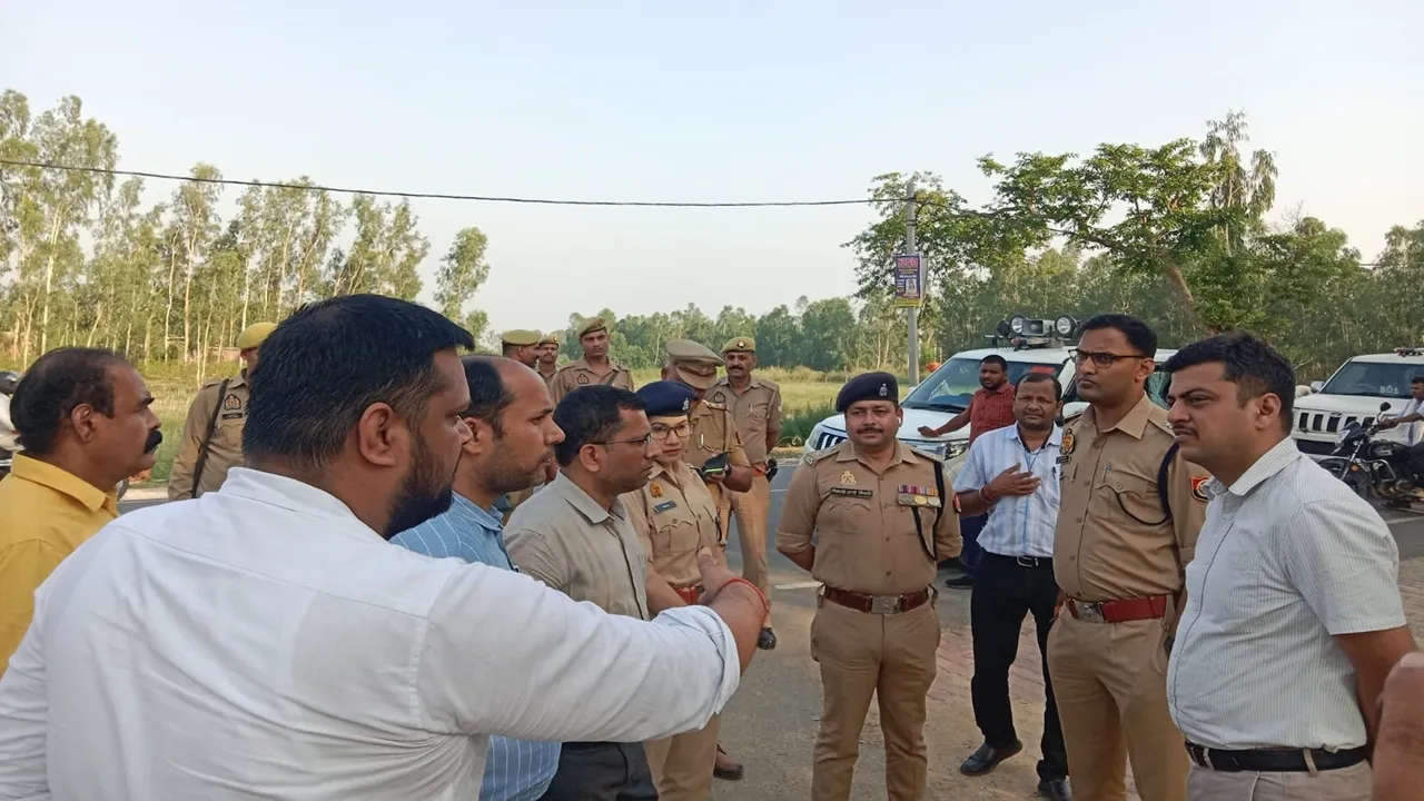 बाराबंकी : डीएम ने किया महादेवा क्षेत्र का निरीक्षण, कहा- मेले की तैयारियों व कॉरिडोर कार्यों में लाएं तेजी