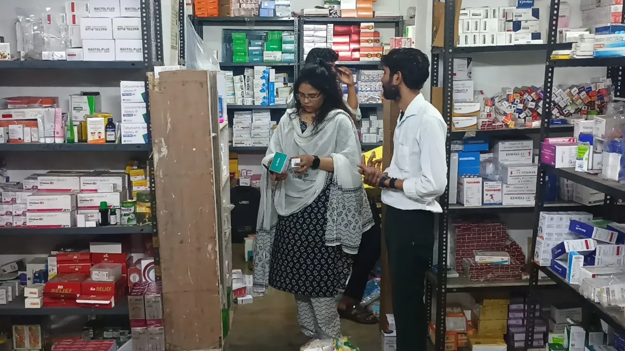 बाराबंकी : 42 प्रतिष्ठानों का सत्यापन, 28 नमूने जांच को भेजे, औषधि विभाग का विशेष प्रवर्तन अभियान तेज