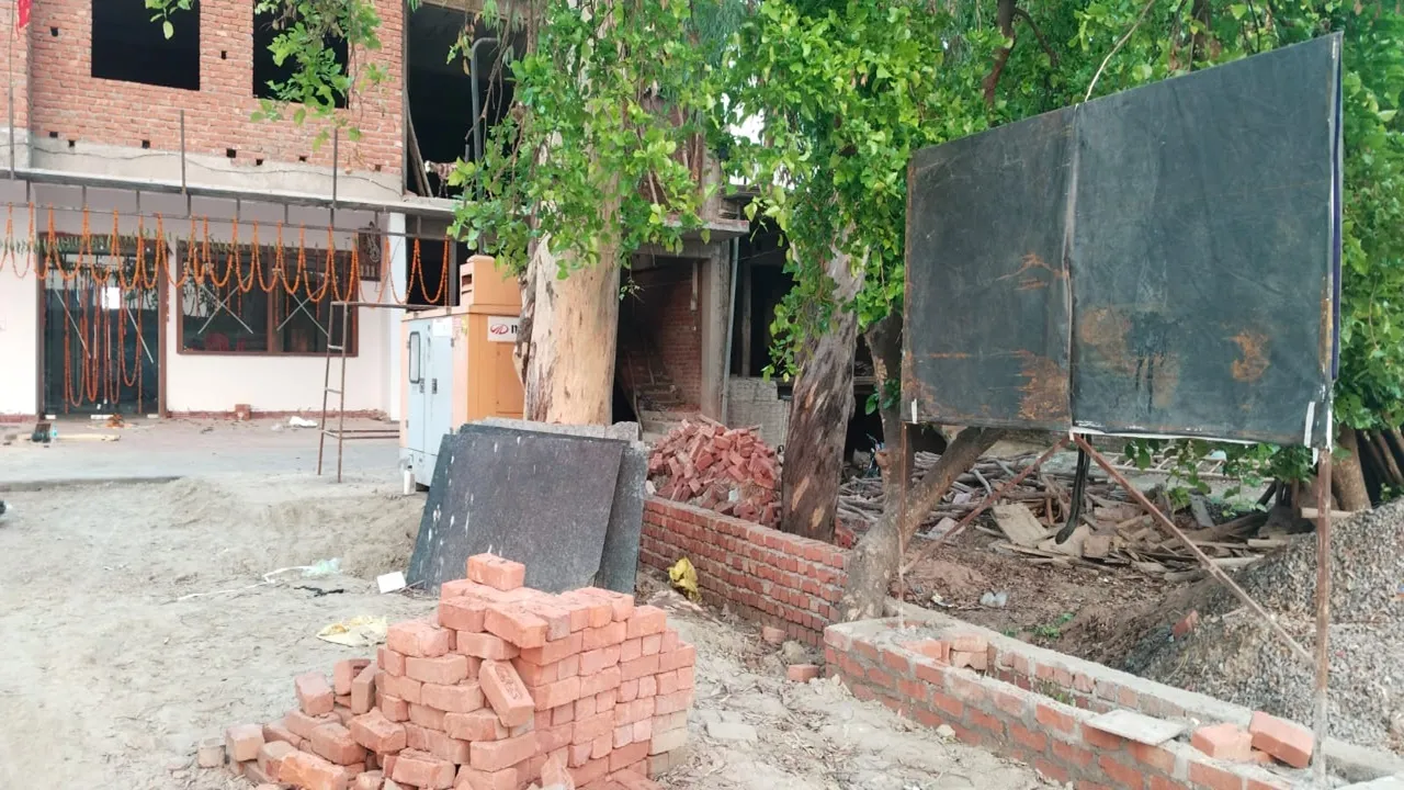बाराबंकी : वन विभाग की जमीन पर निजी अस्पताल का कब्जा, विभागीय मिलीभगत के आरोप