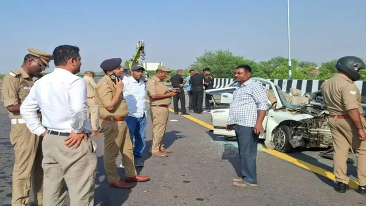 पूर्वांचल एक्सप्रेस-वे पर भीषण हादसा :  तेज रफ्तार कार अनियंत्रित होकर कंटेनर में घुसी, पांच लोगों की मौत 