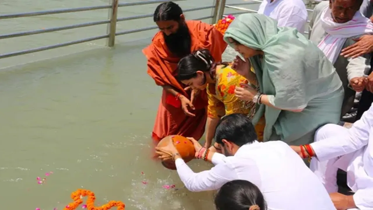 हरिद्वार में प्रतीक यादव की अस्थियां विसर्जित, अपर्णा यादव  समेत परिवार ने दी भावुक विदाई 