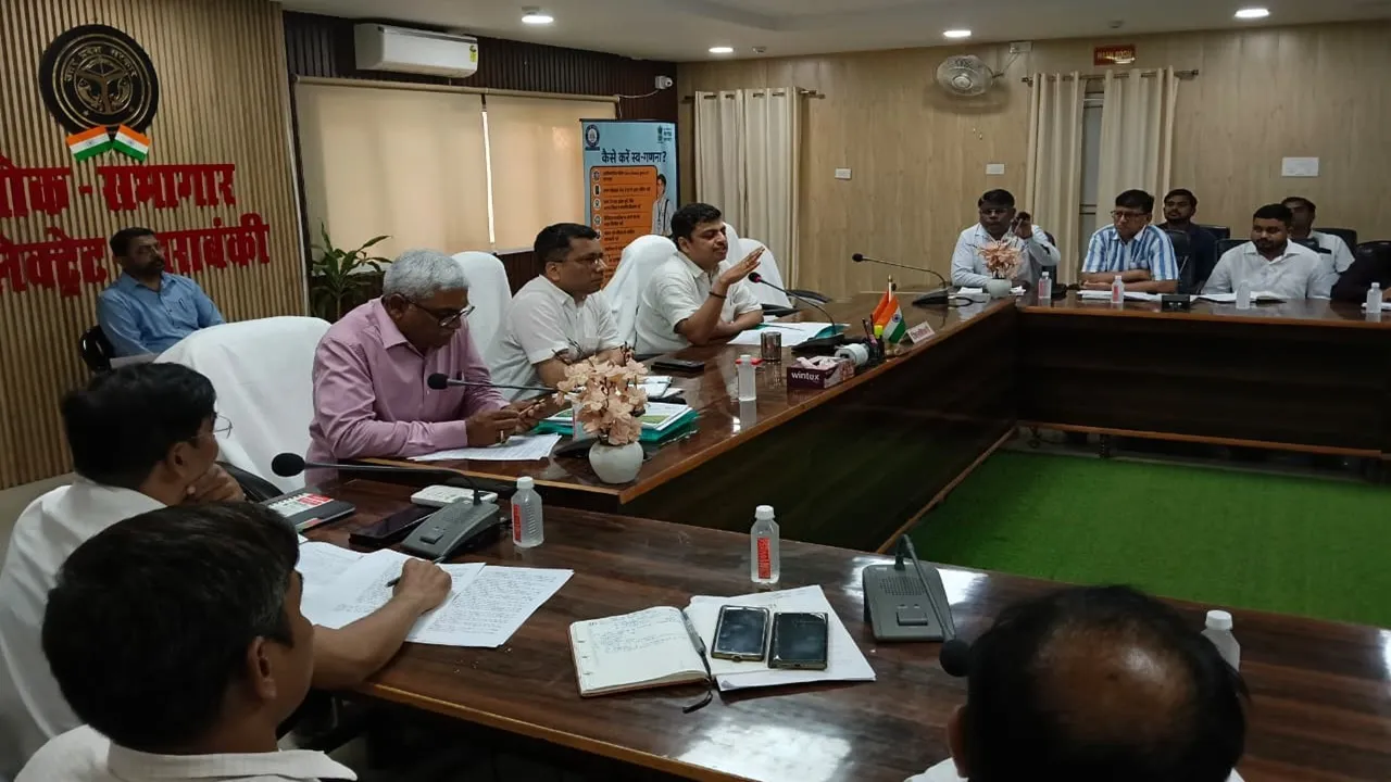 बाराबंकी : डीएम ने खाद विक्रेताओं और अधिकारियों के साथ की बैठक, बोले- खाद वितरण में गड़बड़ी पर होगी सख्त कार्रवाई