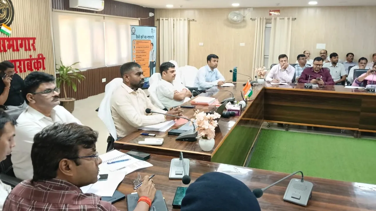 बाराबंकी : लापरवाही या घटिया सामग्री मिलने पर होगी सख्त कार्रवाई, डीएम ने की निर्माणाधीन परियोजनाओं की समीक्षा