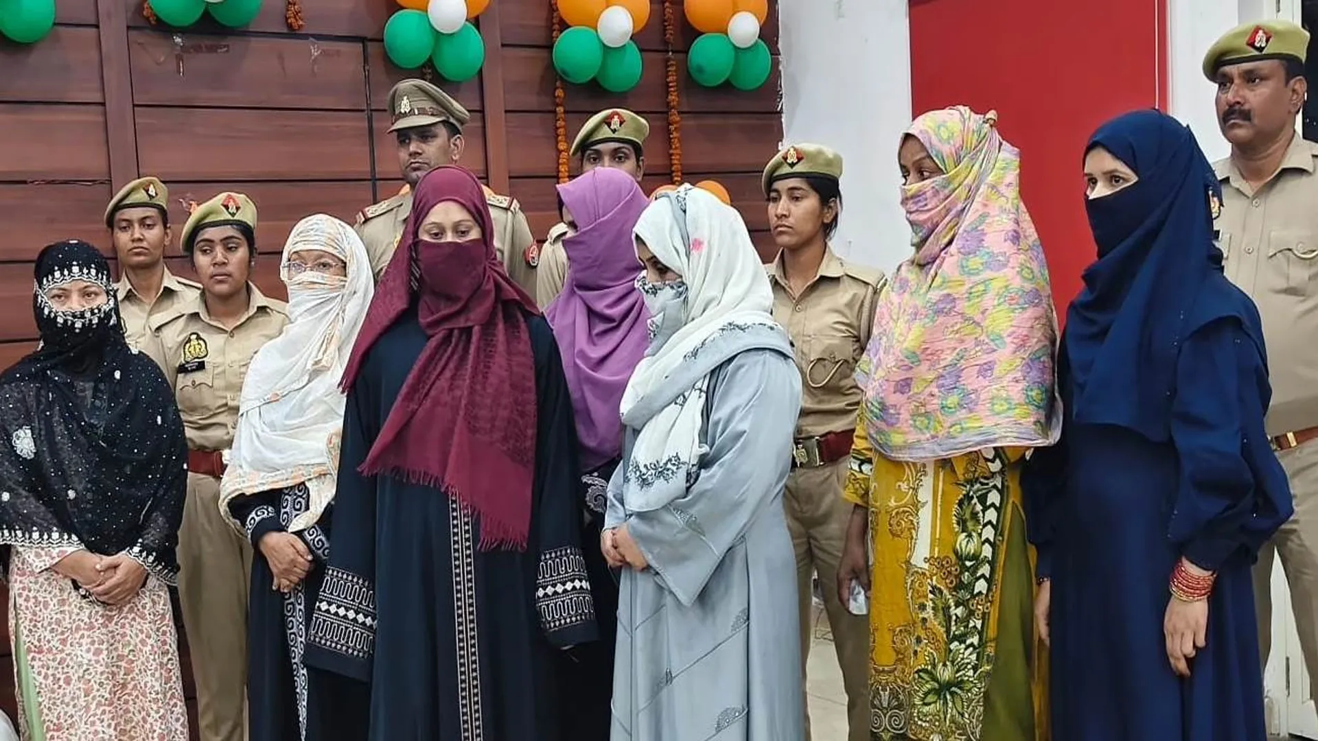 Pilibhit : घोटालेबाज इल्हाम की दो पत्नी समेत सात महिलाएं गिरफ्तार, खाते में पहुंचे थे घोटाले के 8.15 करोड़ रुपये..अब फंसे