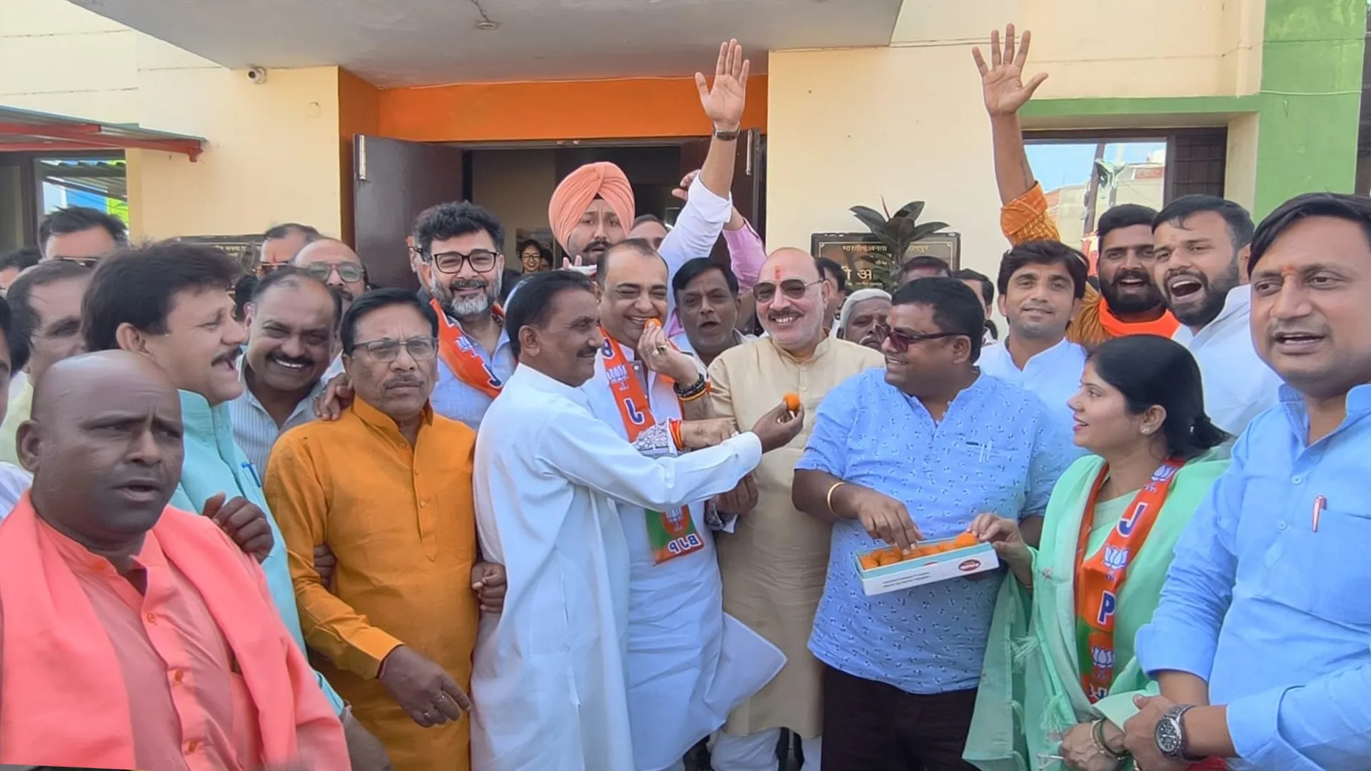 Rampur : पश्चिम बंगाल की जीत पर भाजपाईयों ने मनाया जश्न, हुई आतिशबाजी