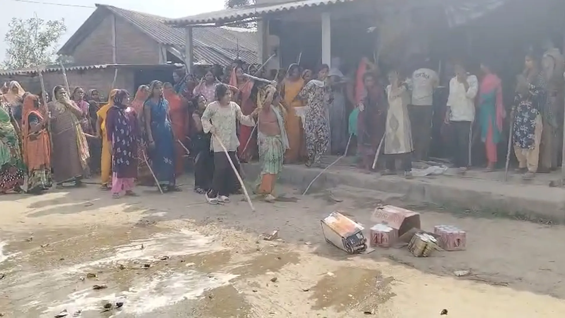 Pilibhit : शराब की दुकान खुलने पर बवाल, तहसीलदार-दरोगा समेत पांच घायल, वाहन क्षतिग्रस्त, 58 पर FIR