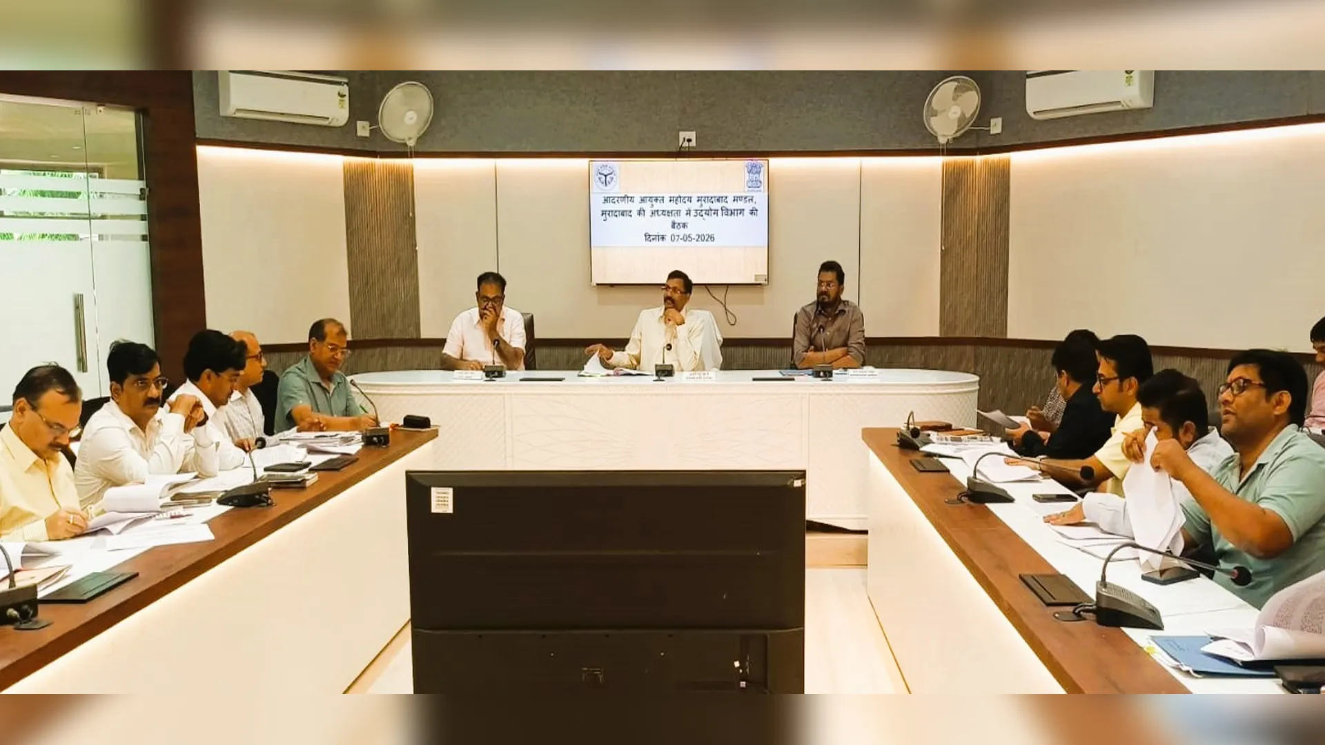 Moradabaad : अनधिकृत होर्डिंग को हटवाने के लिए करें सख्ती
