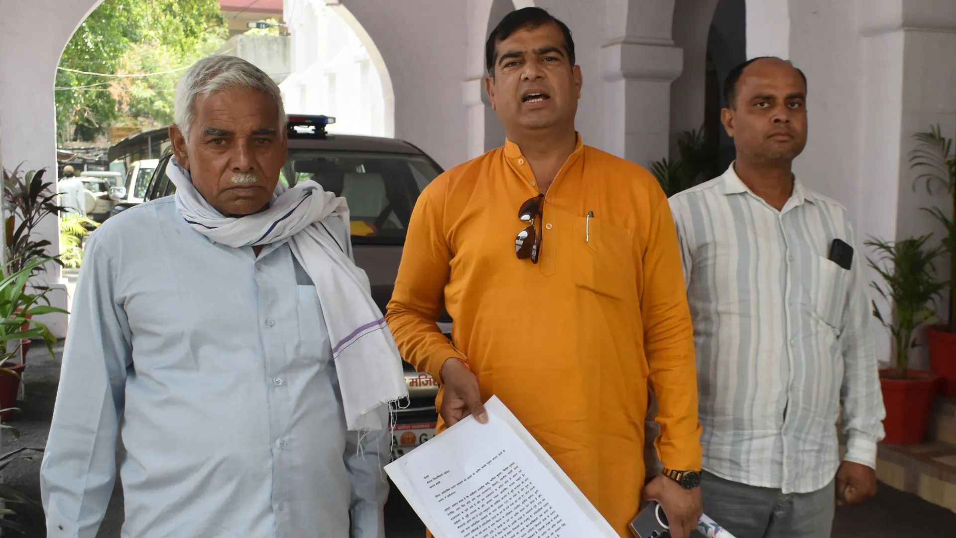 Bareilly : सार्वजनिक चकरोड पर कब्जा, ग्रामीणों ने लगाई डीएम से गुहार