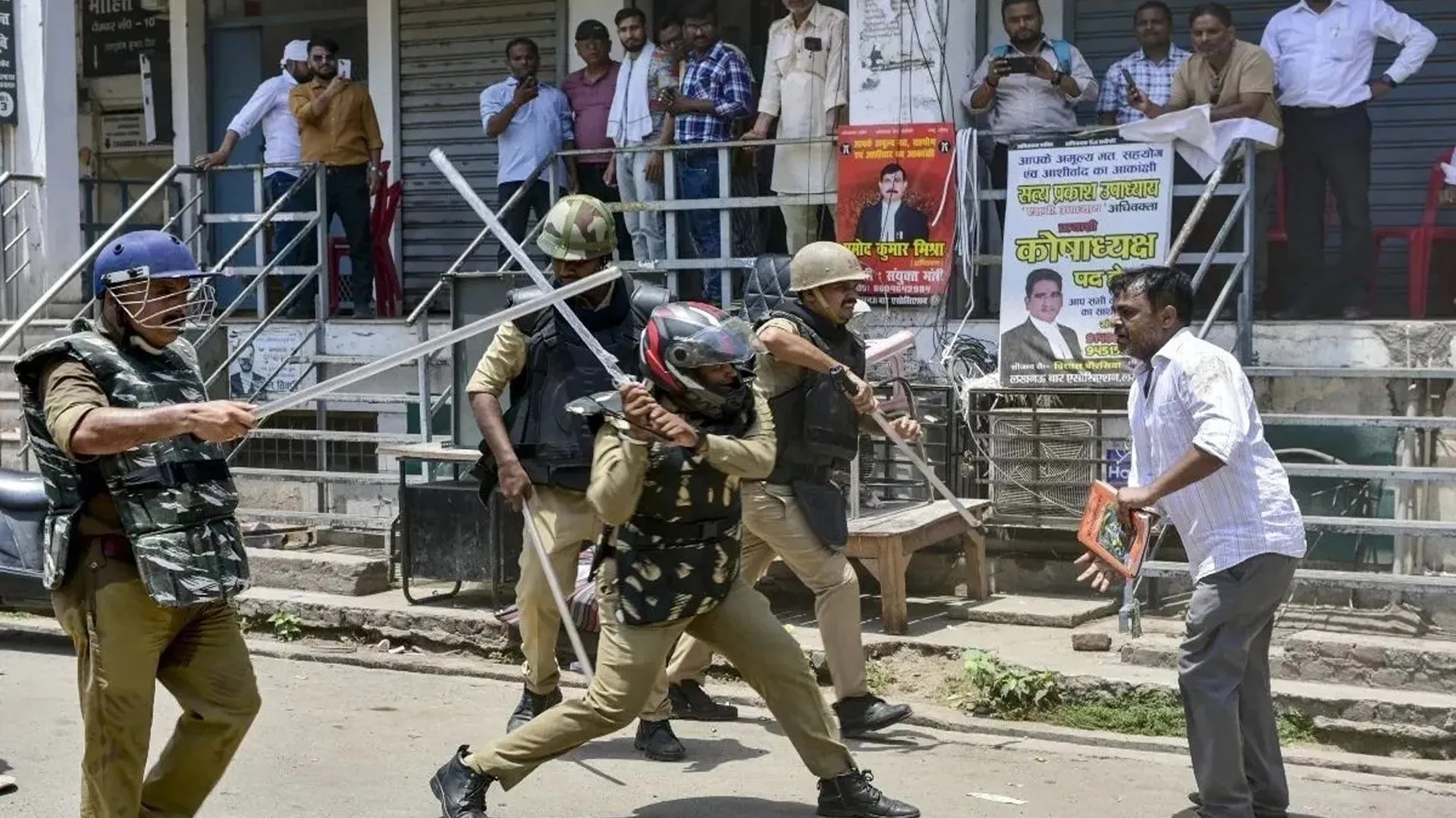 यूपी : लखनऊ में वकीलों को लाठियां बांटने पर हाईकोर्ट सख्त, आपराधिक अवमानना की कार्रवाई पर विचार 