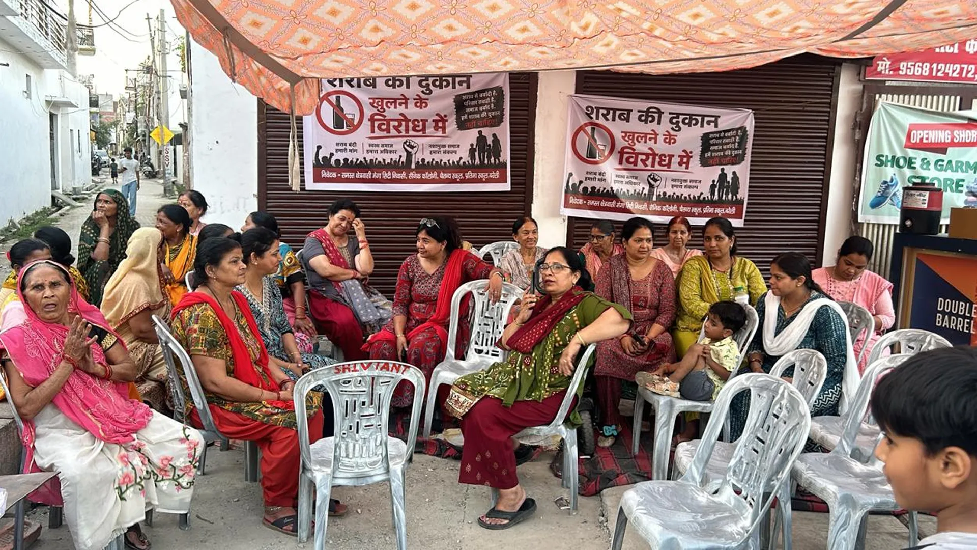 Bareilly : शराब की दुकान किसी हाल में नहीं खुलने देंगे... आंदोलन जारी