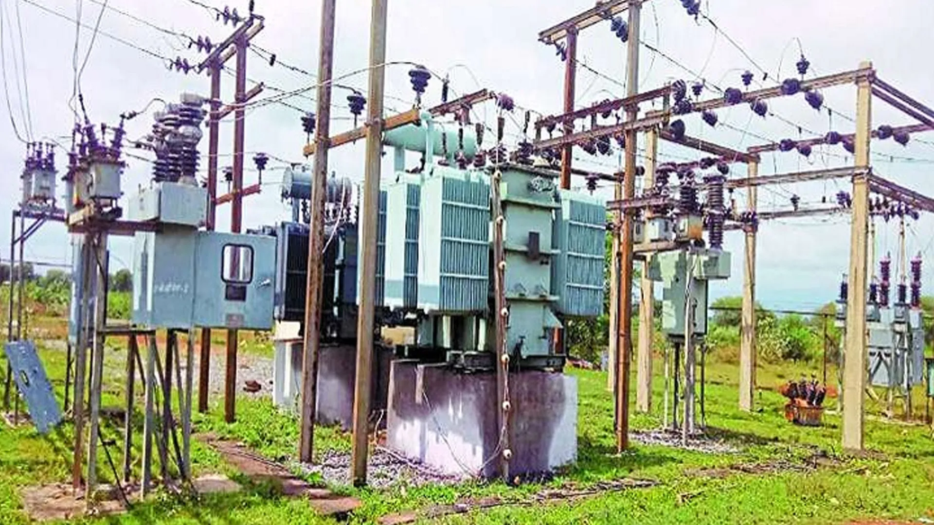 Bareilly : बिजली संकट के बीच खतरे में कर्मचारियों की सुरक्षा