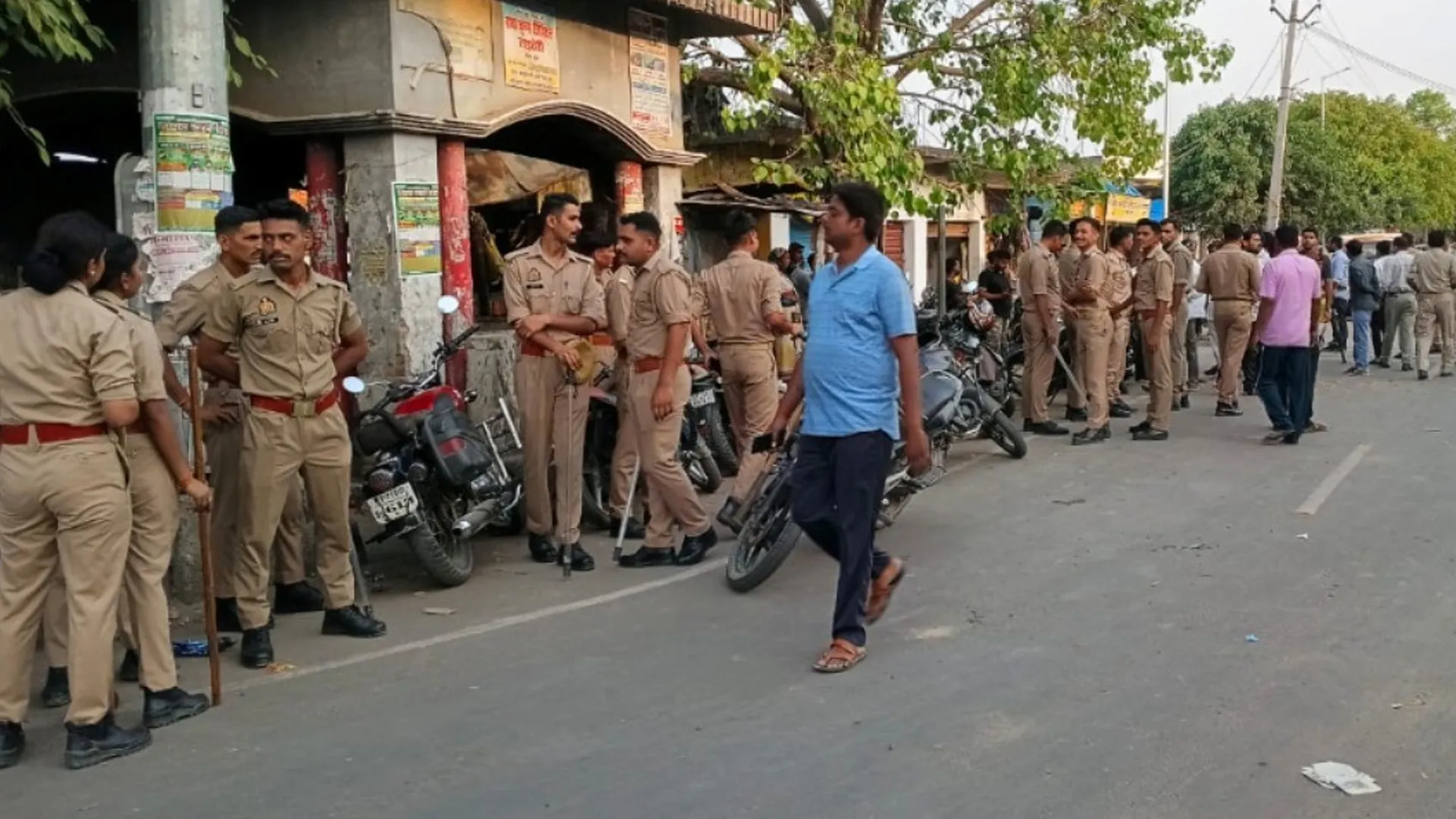 Pilibhit : पड़ोसी को बचाने गए कपड़ा व्यापारी को मारी गोली, सरेशाम हुई वारदात..सीसीटीवी चेक कर रही पुलिस 